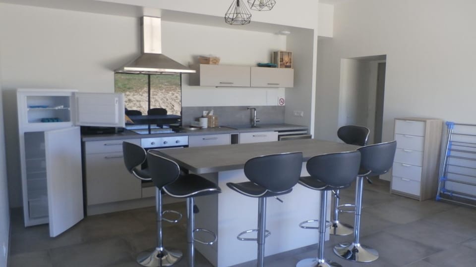 Kitchen or kitchenette, Dining area, dishwasher, minibar, pet friendly, stove