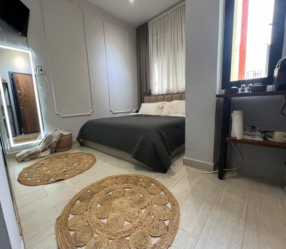 Bed, TV and multimedia, Bedroom