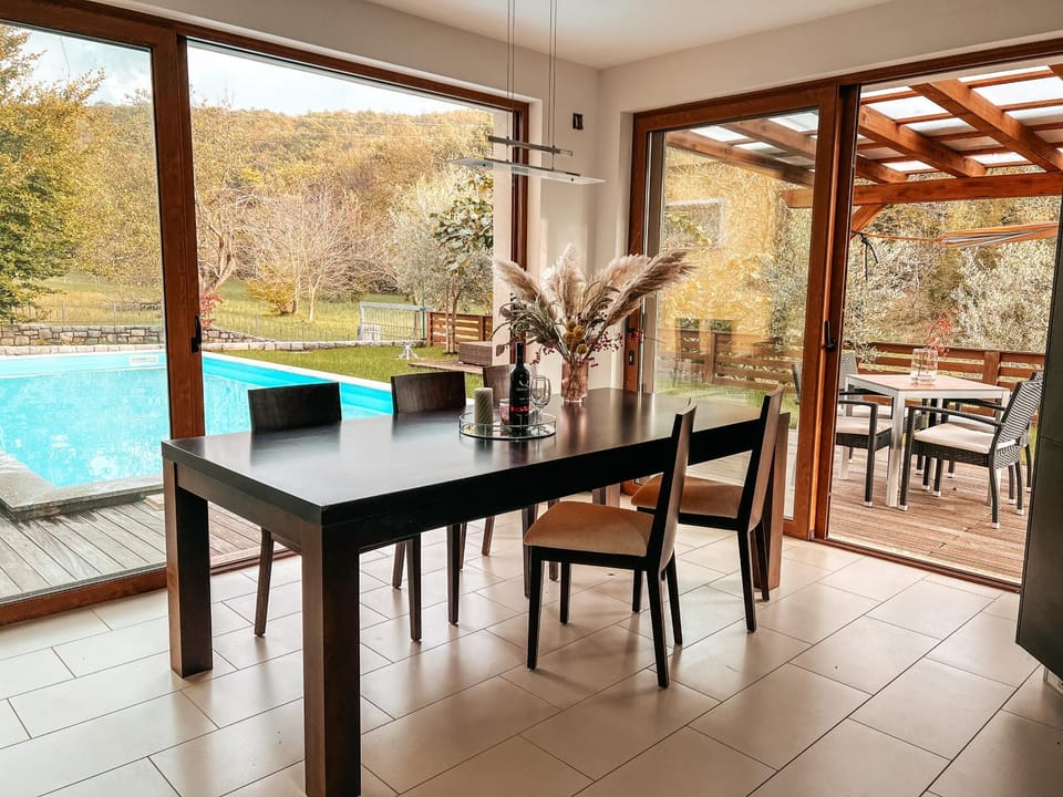 Dining area, Pool view