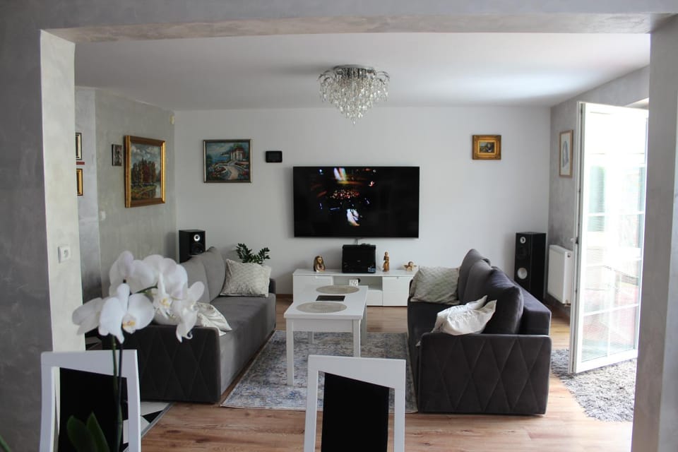 Communal lounge/ TV room, TV and multimedia, Living room, Seating area, Evening entertainment