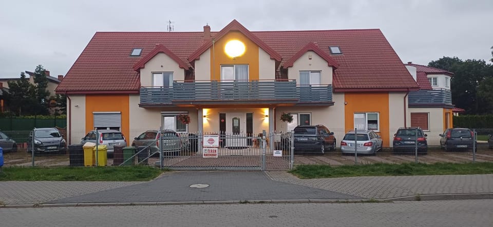 Property building, Facade/entrance, Day, Neighbourhood, Street view, Location, Parking, pet friendly