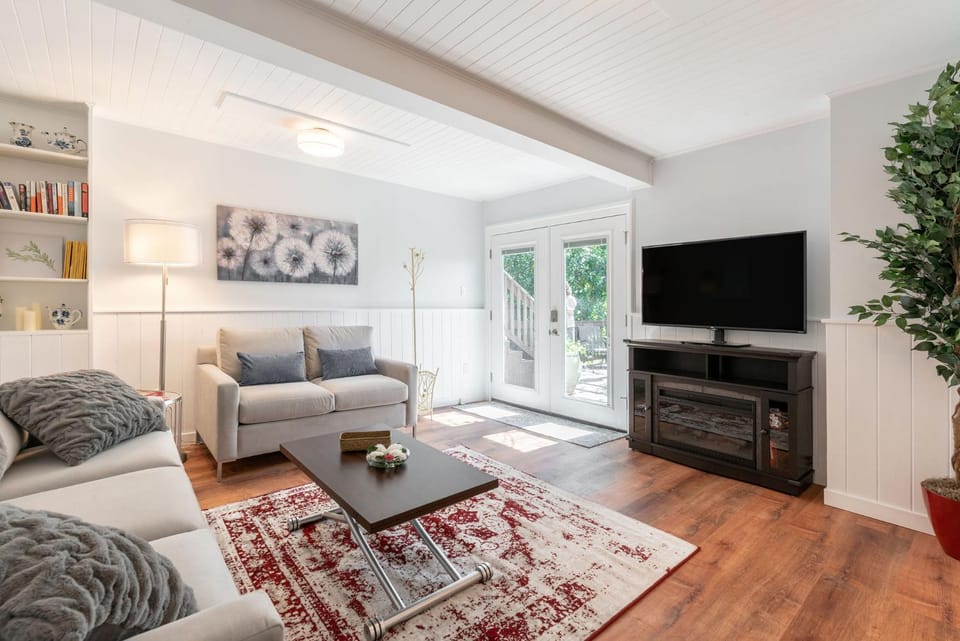 TV and multimedia, Living room, Seating area, Dining area, fireplace, flat iron, pet friendly
