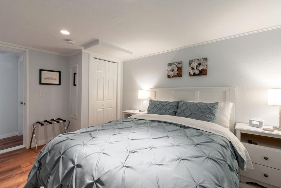 Bed, Photo of the whole room, Bedroom, wardrobe