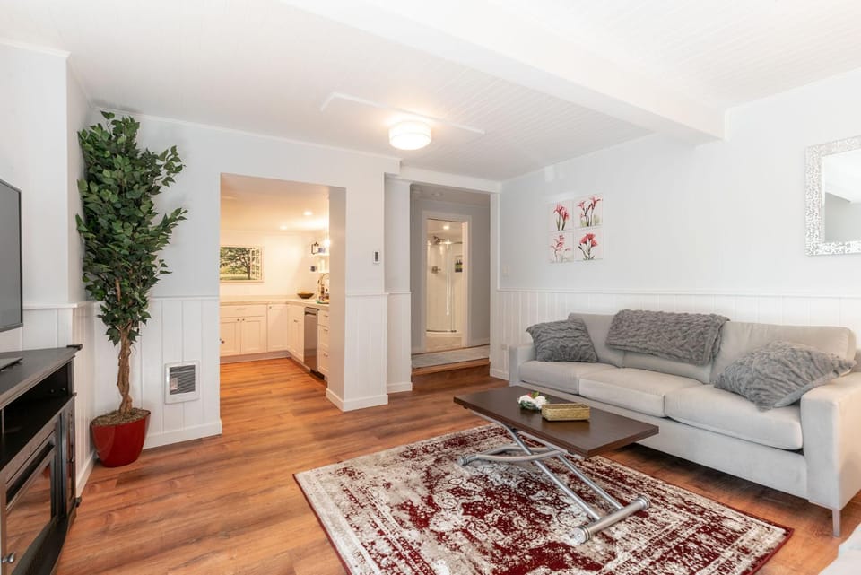 Bathroom, TV and multimedia, Living room, Seating area, kitchen