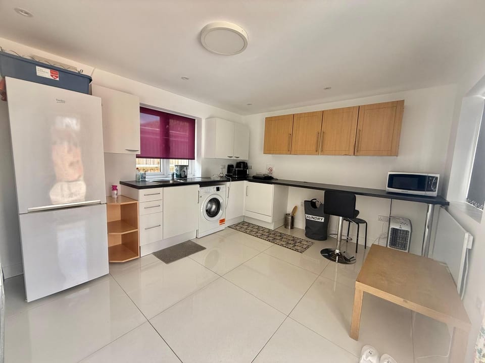 Coffee/tea facilities, Kitchen or kitchenette, Dining area, stove, toaster