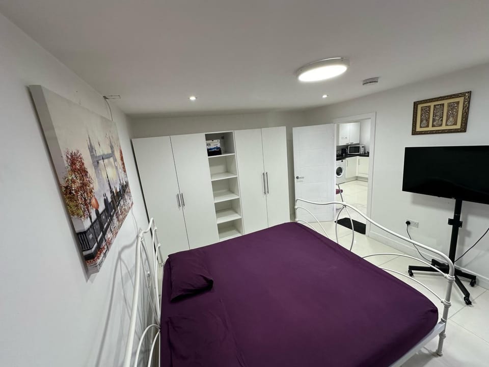 Bed, TV and multimedia, Bedroom, wardrobe