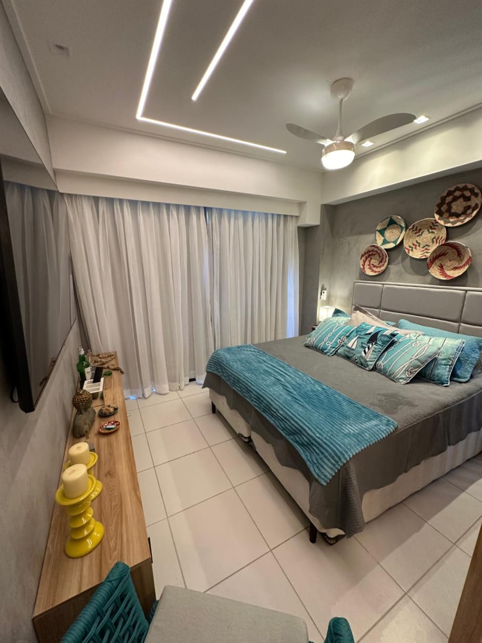 Bed, TV and multimedia, Bedroom, fireplace