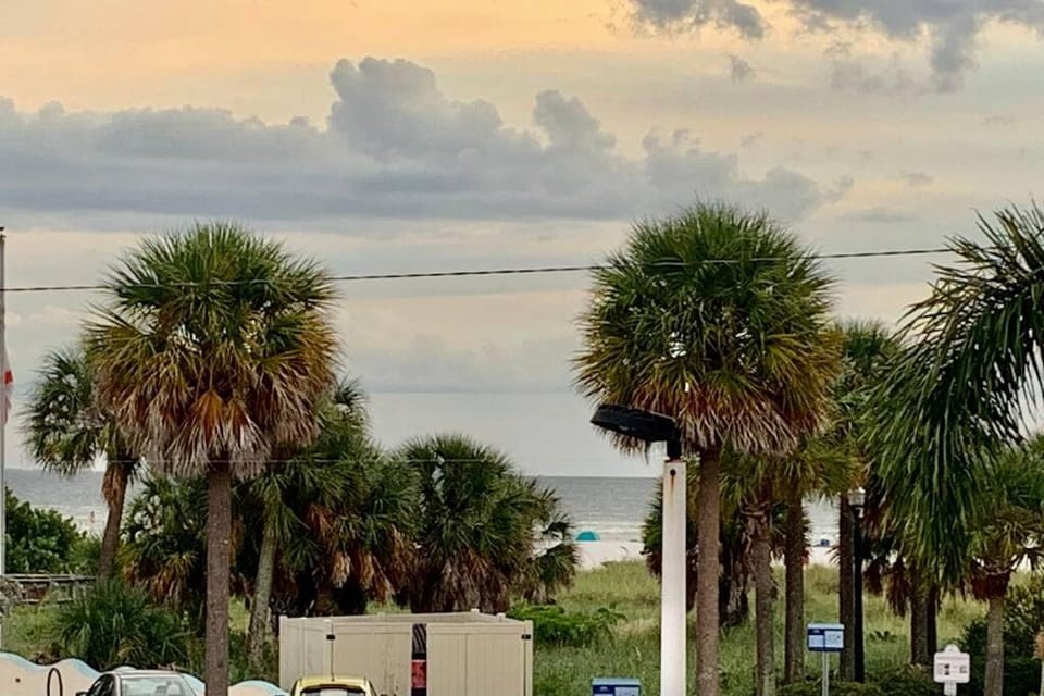 Ocean view studio with heated pool Apartment in Saint Pete Beach