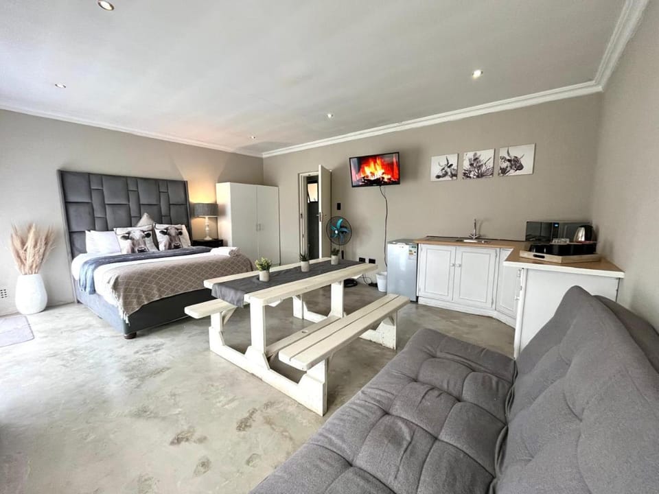 Bed, Kitchen or kitchenette, Dining area, Bedroom, microwave, wardrobe