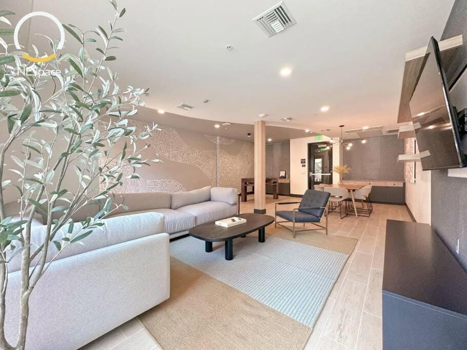 Urban Chic: Your Private 1B in heart of Koreatown Apartment in San Fernando Valley