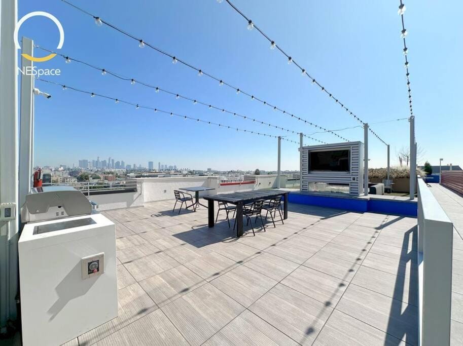 Urban Chic: Your Private 1B in heart of Koreatown Apartment in San Fernando Valley