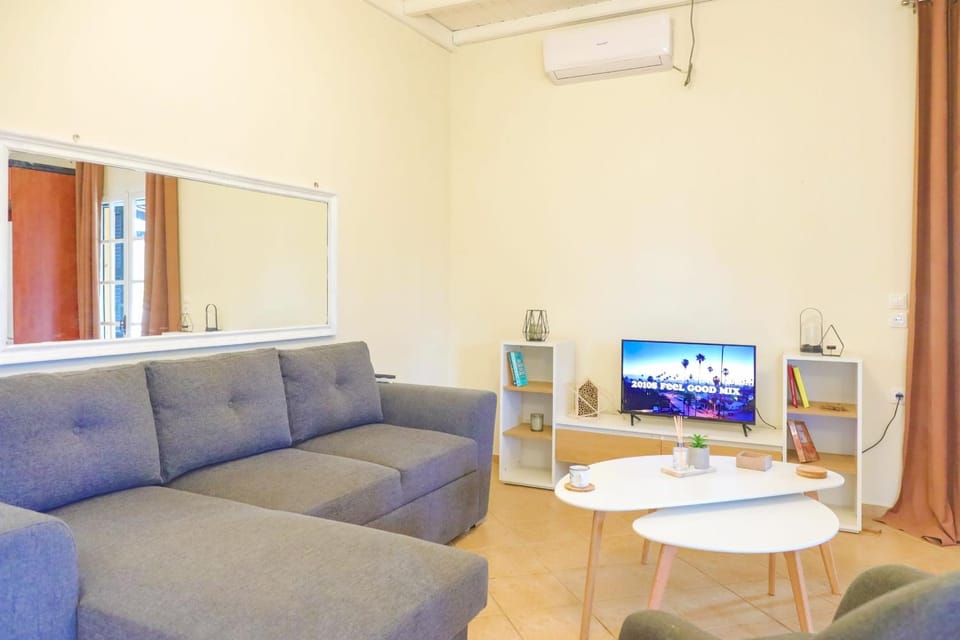TV and multimedia, Living room, Seating area, air conditioner