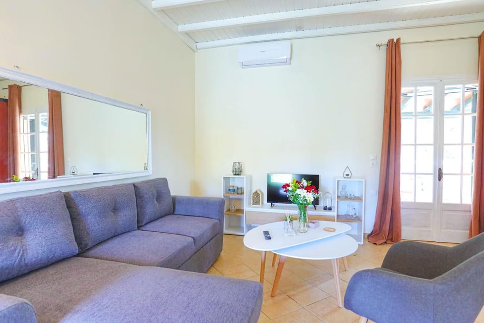 TV and multimedia, Living room, Seating area, air conditioner