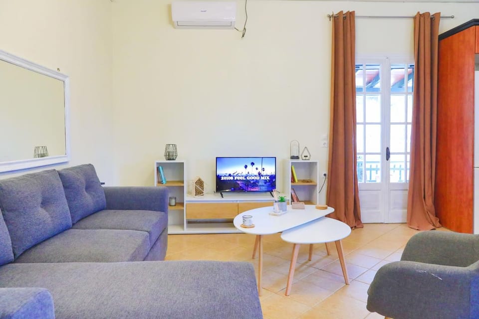 Communal lounge/ TV room, TV and multimedia, Living room, air conditioner