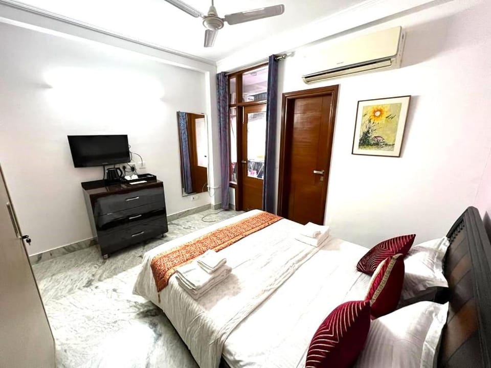 Bed, Photo of the whole room, Bedroom, fireplace