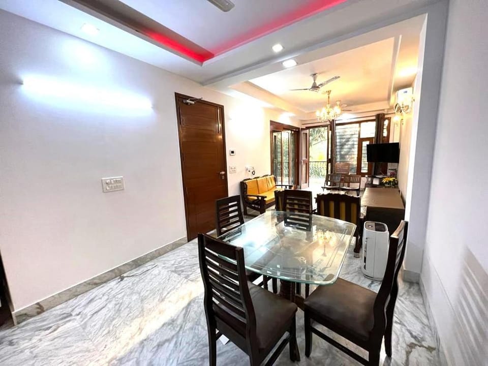 Living room, Seating area, Dining area, fireplace