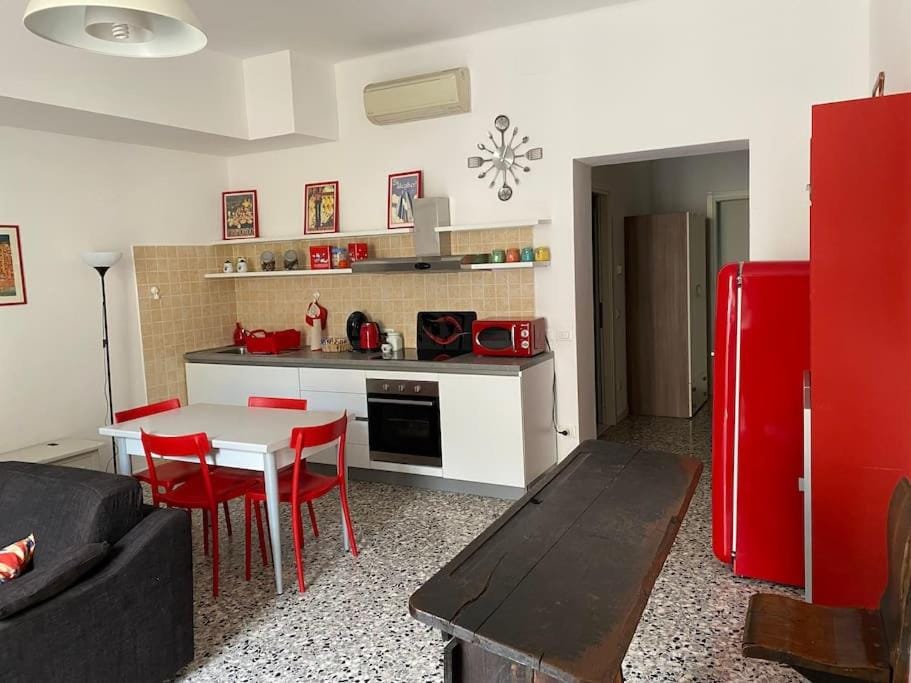 Kitchen or kitchenette, Dining area, minibar, pet friendly, stove, toaster