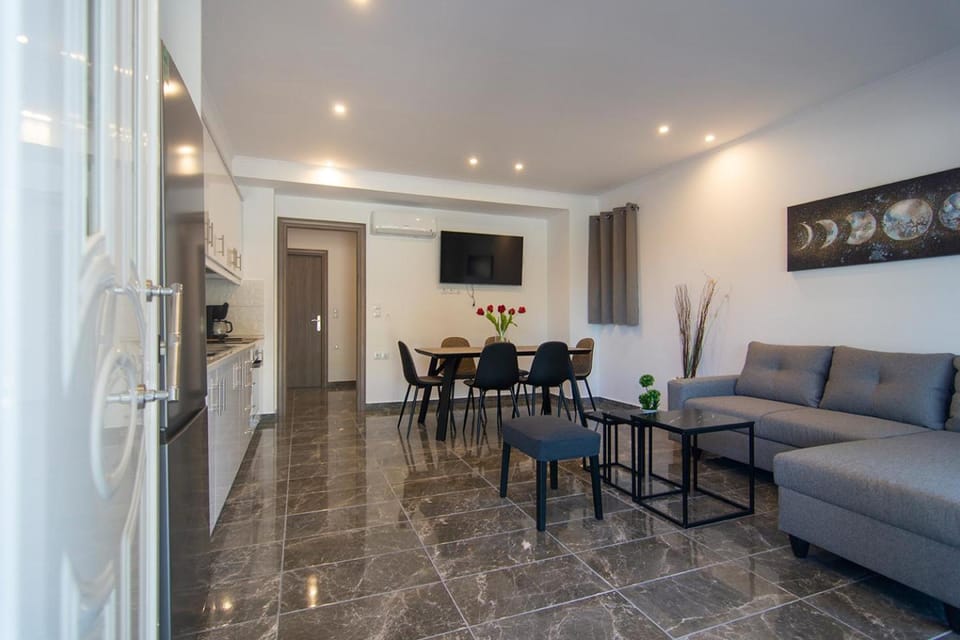 TV and multimedia, Living room, Seating area, Dining area