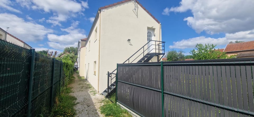 Appartement cosy spacieux parking gratuit en face Apartment in Troyes