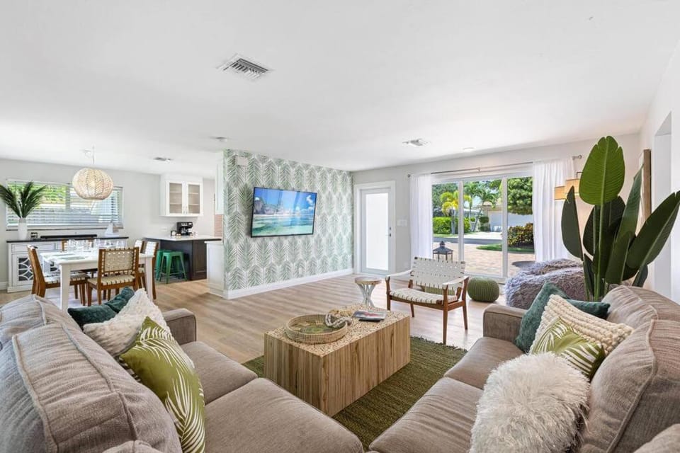 Cozy home at Lighthouse Point with Pool 1 House in Lighthouse Point
