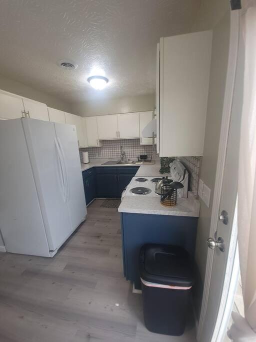 Kitchen or kitchenette, minibar, stove