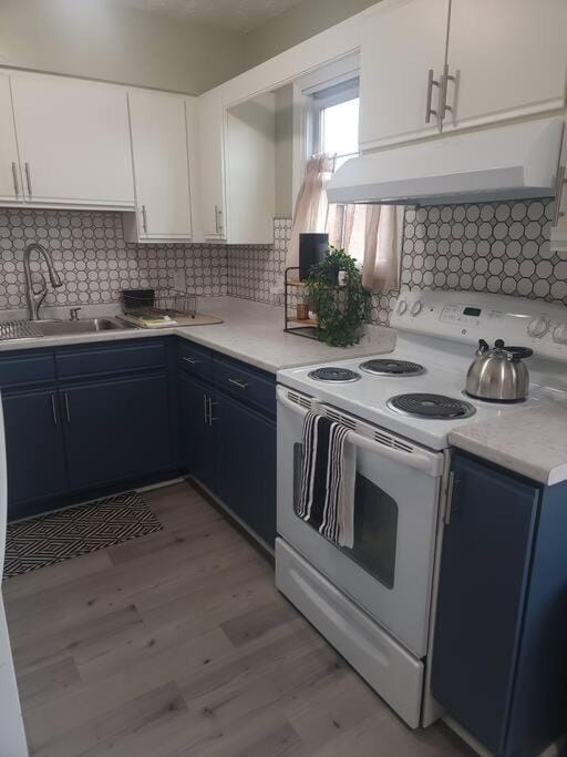 Kitchen or kitchenette, minibar, stove