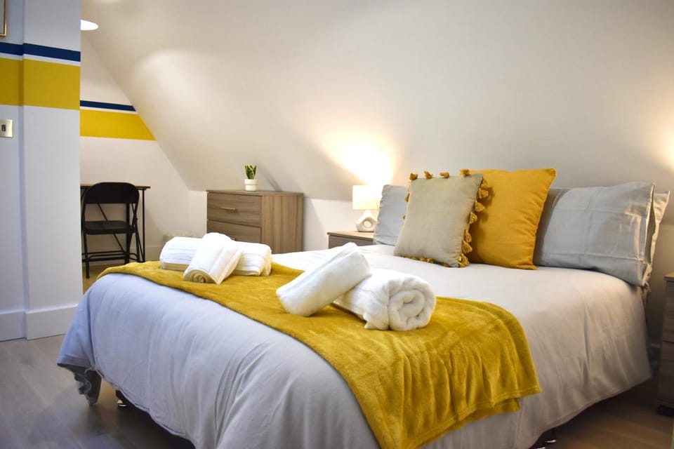 Bed, Photo of the whole room, Bedroom, towels