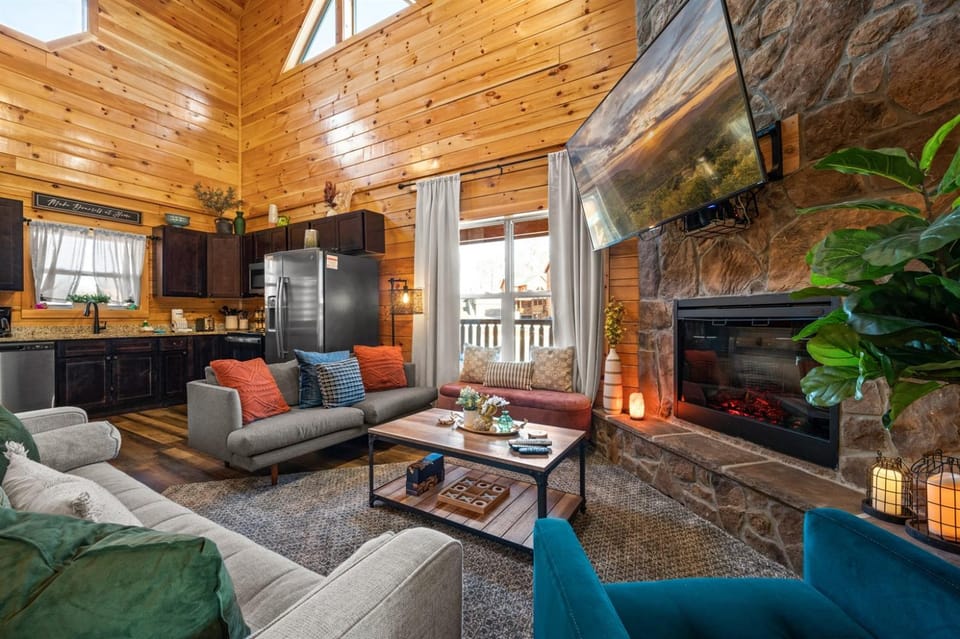 Pvt Indoor Pool 4BR Cabin, 1miles-Parkway, BBQ Cabin in Pigeon Forge