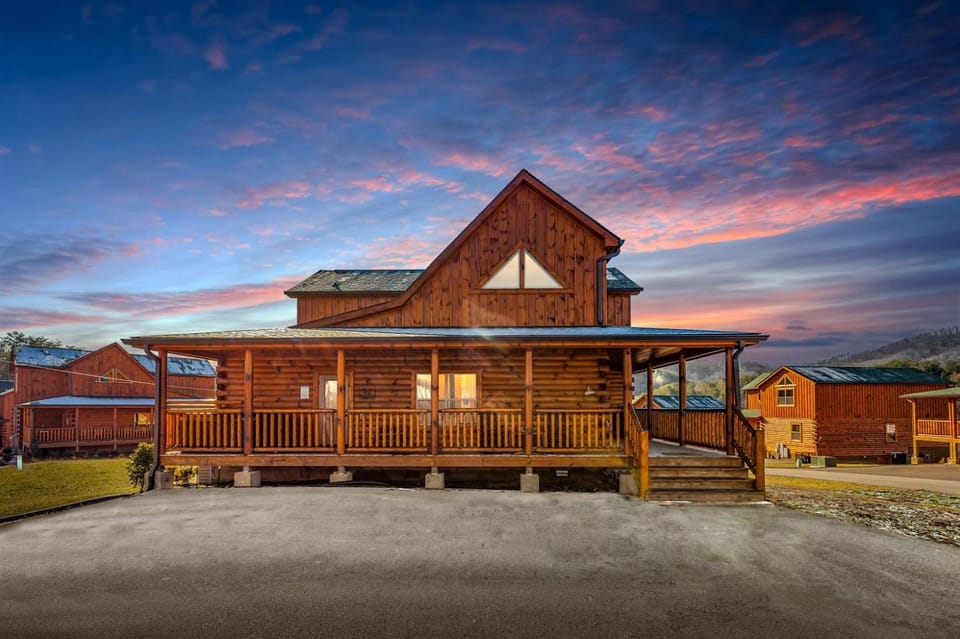Pvt Indoor Pool, 1 mile to Parkway 4BRSL14, BBQ House in Pigeon Forge