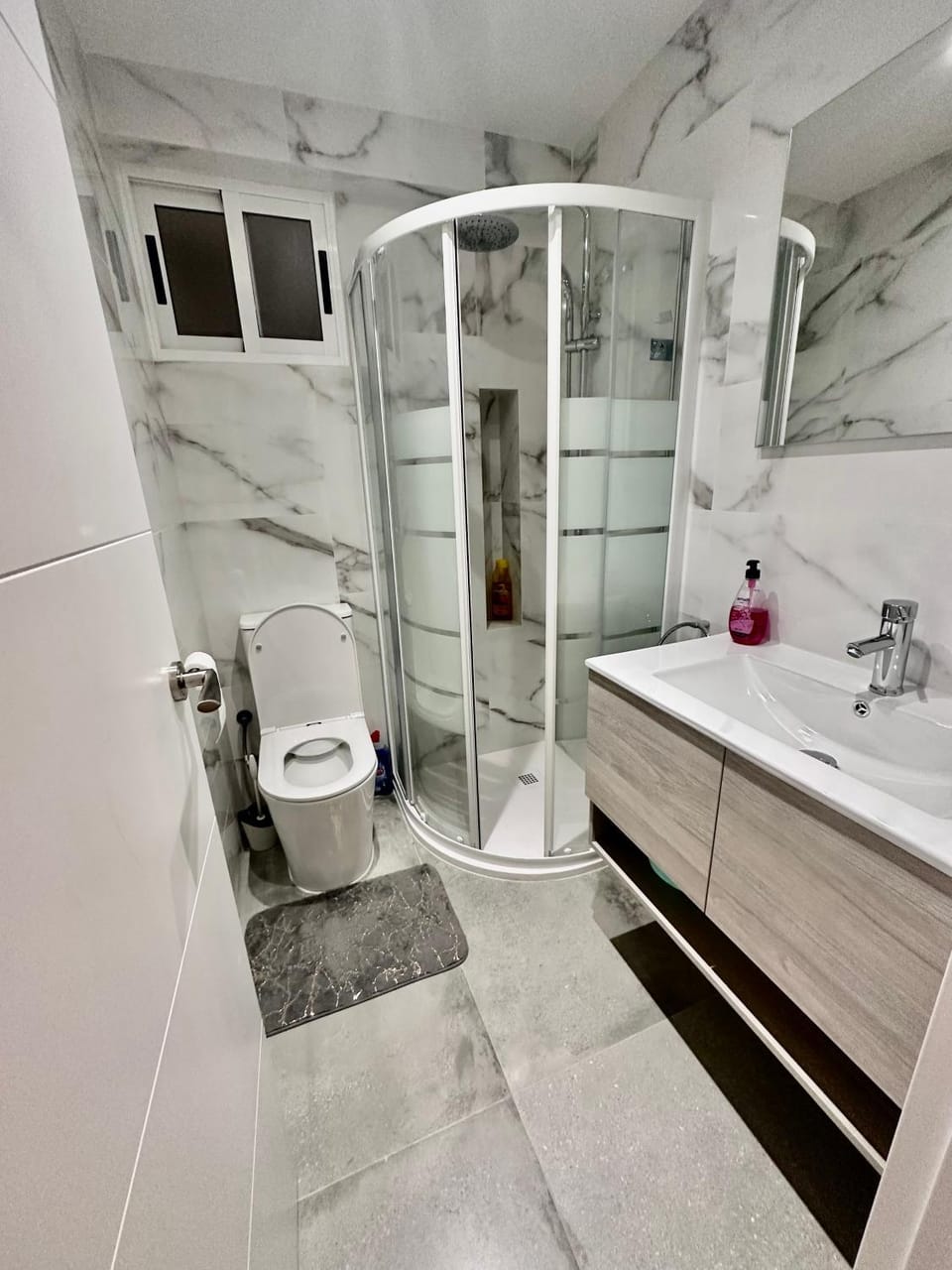 Shower, Toilet