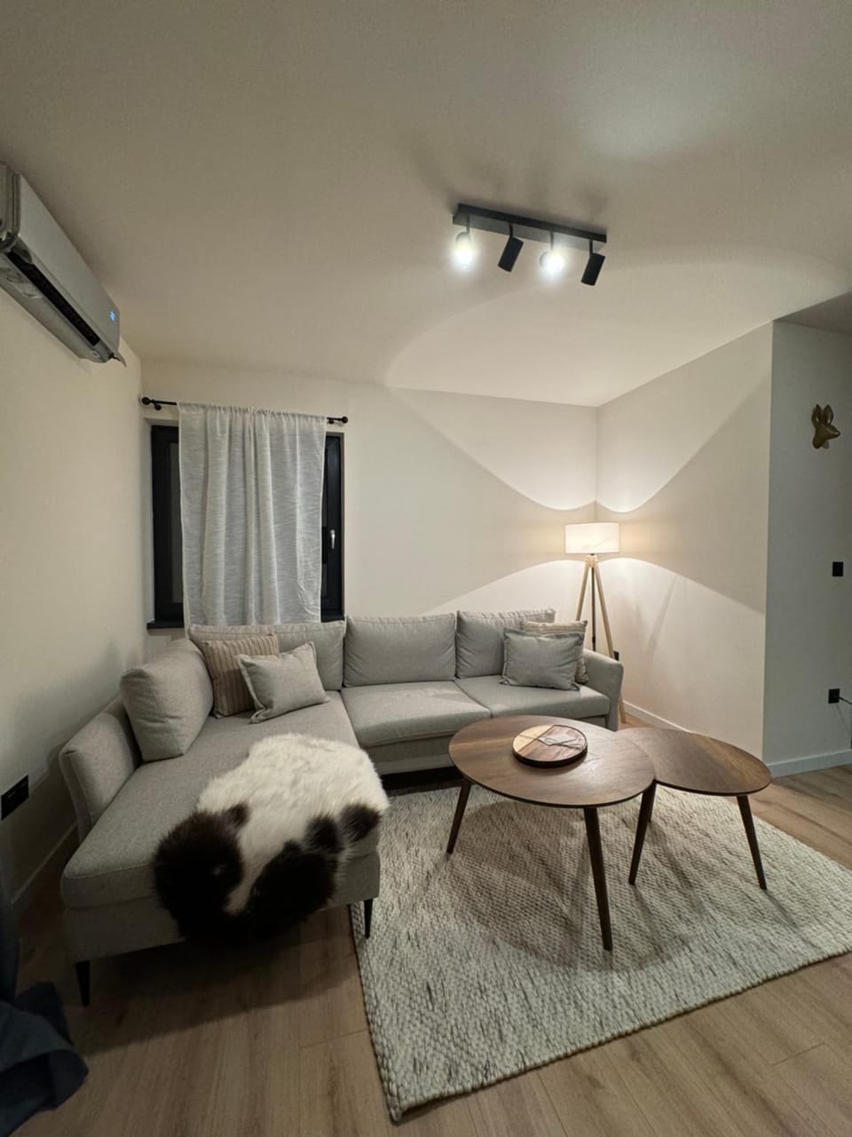 Bed, Living room, Seating area, air conditioner