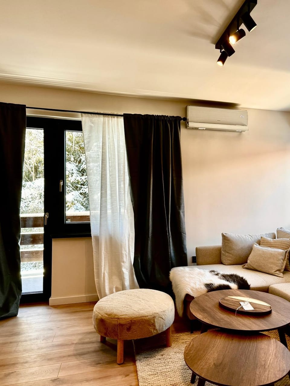Living room, Seating area, air conditioner