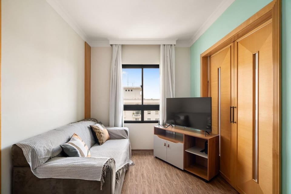 Communal lounge/ TV room, TV and multimedia, Living room, Photo of the whole room, Seating area, Evening entertainment, Bedroom