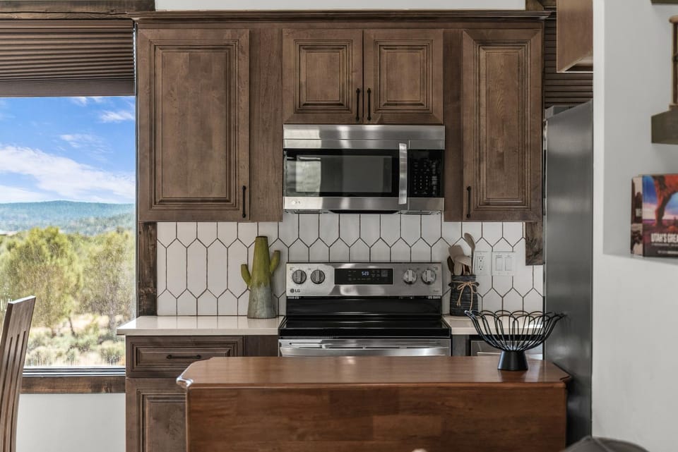 Red Canyon Casita-Brand New, Views, Hot Tub, Near Zion & Bryce House in Orderville