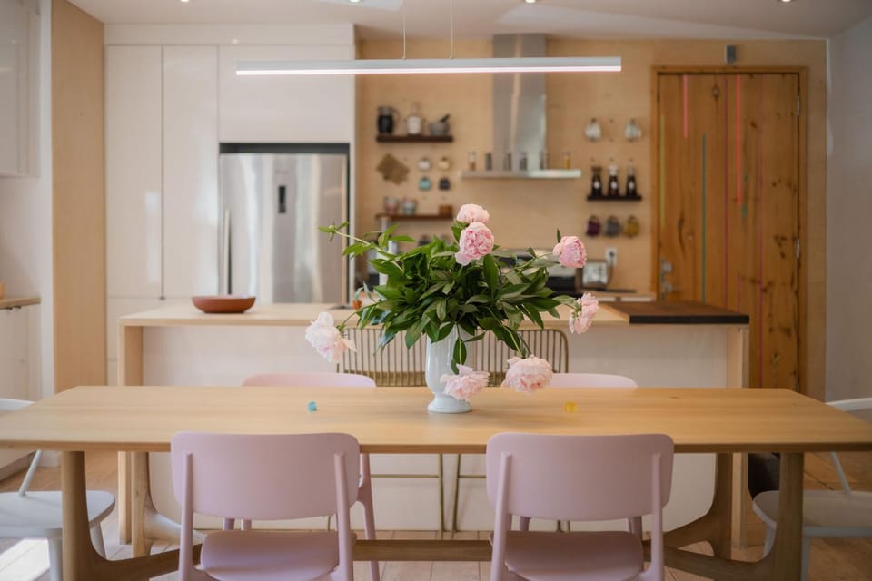 Dining area, internet, kitchen