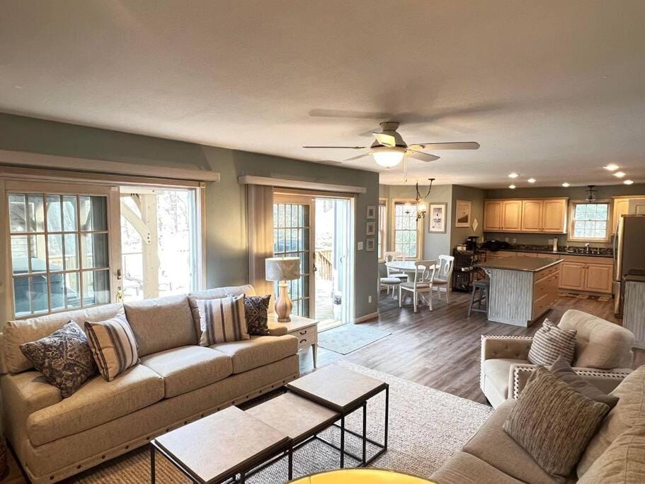 Kitchen or kitchenette, Living room
