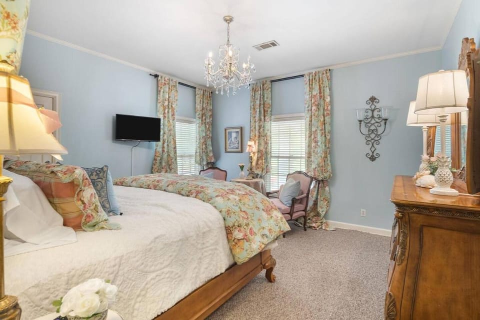 King bed! Gameroom! Super cozy-The Treasured Mist! House in Fort Smith