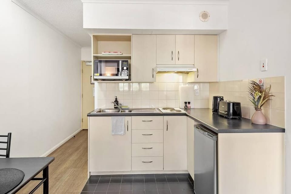 2 Seconds to…everything! 1Bed/1Bath/1Car/CBD Views Apartment in Brisbane