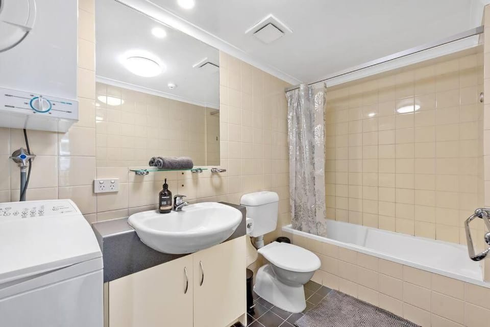 2 Seconds to…everything! 1Bed/1Bath/1Car/CBD Views Apartment in Brisbane