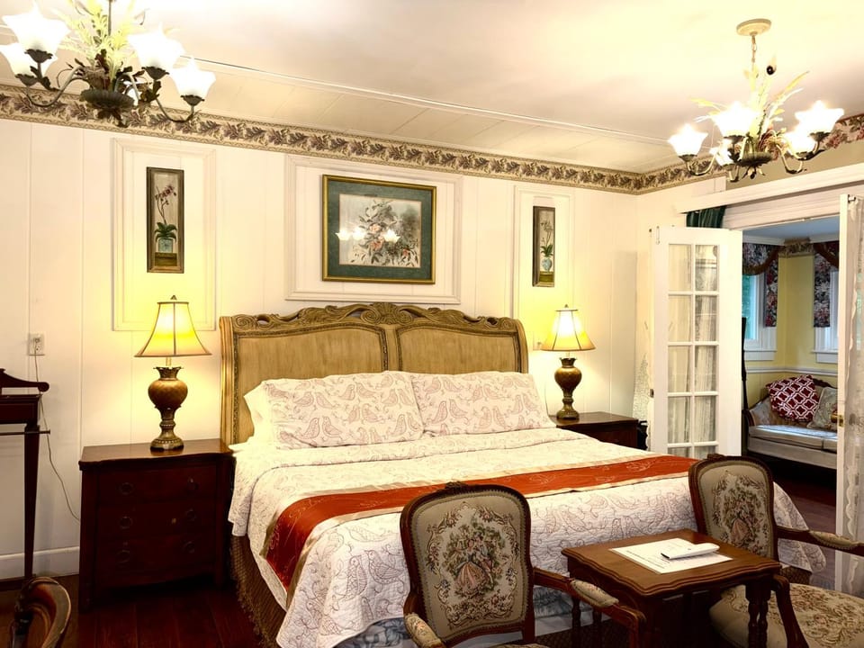 Barker House Suite 1,In the Heart of Old-Town House in Niagara-on-the-Lake