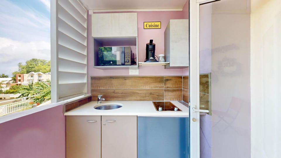 Kitchen or kitchenette, minibar