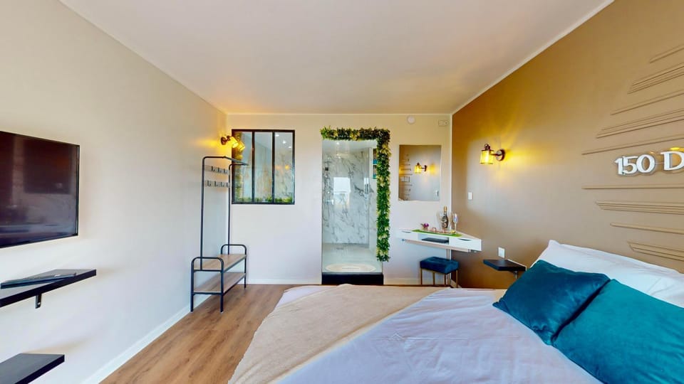 Bed, TV and multimedia, Photo of the whole room, Evening entertainment, Bedroom