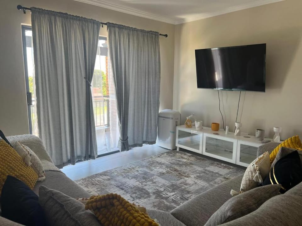 TV and multimedia, Living room, Evening entertainment