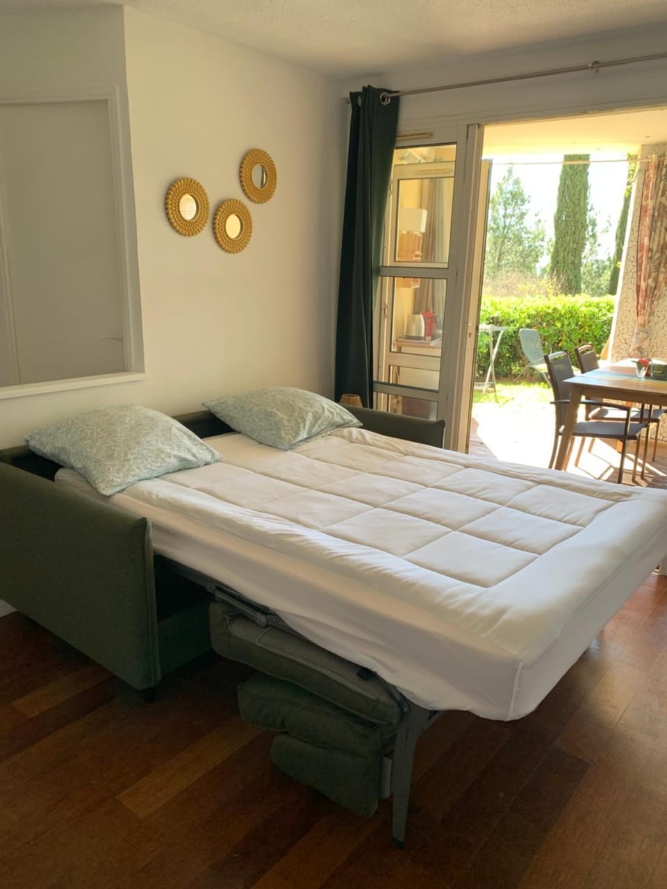 Bed, air conditioner