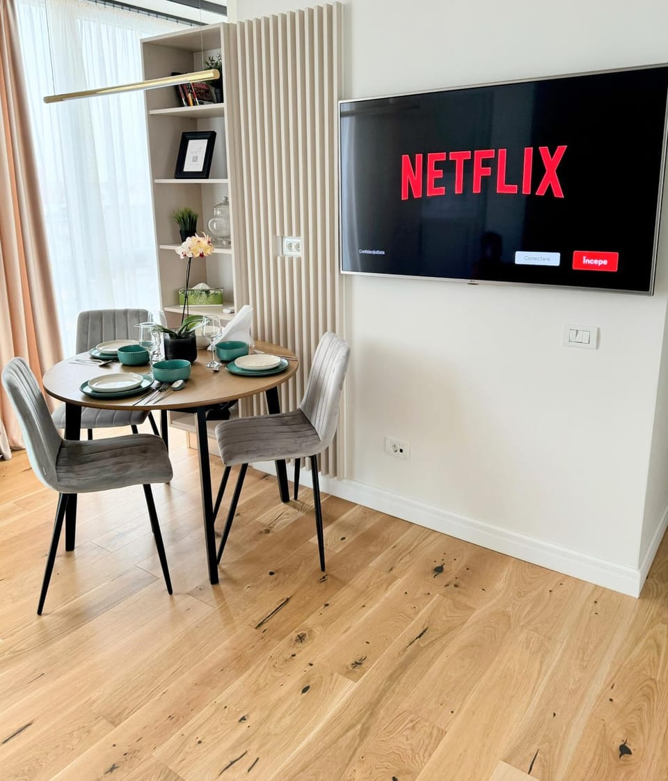 TV and multimedia, Seating area, Dining area