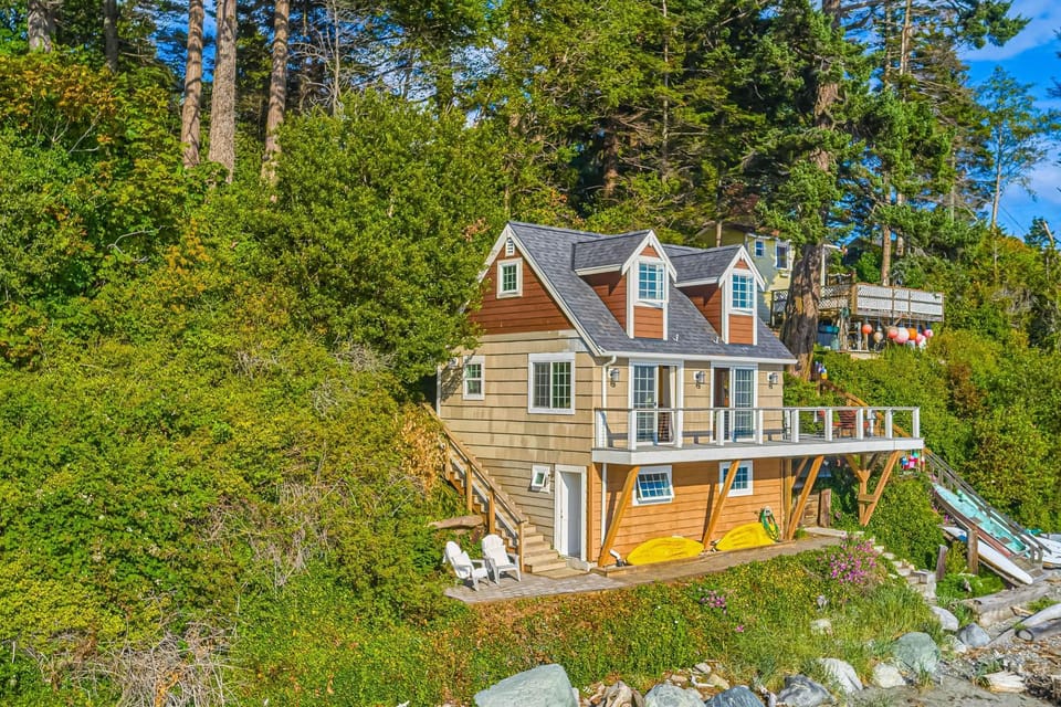 Oceanfront Studio w/ World-Class Views & Patio Apartment in Point Roberts