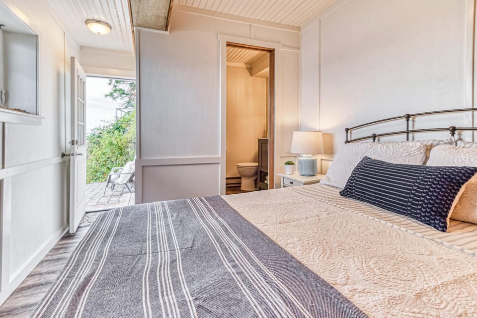 Beachfront Studio w/ Lovely Views, Private Patio Apartment in Point Roberts
