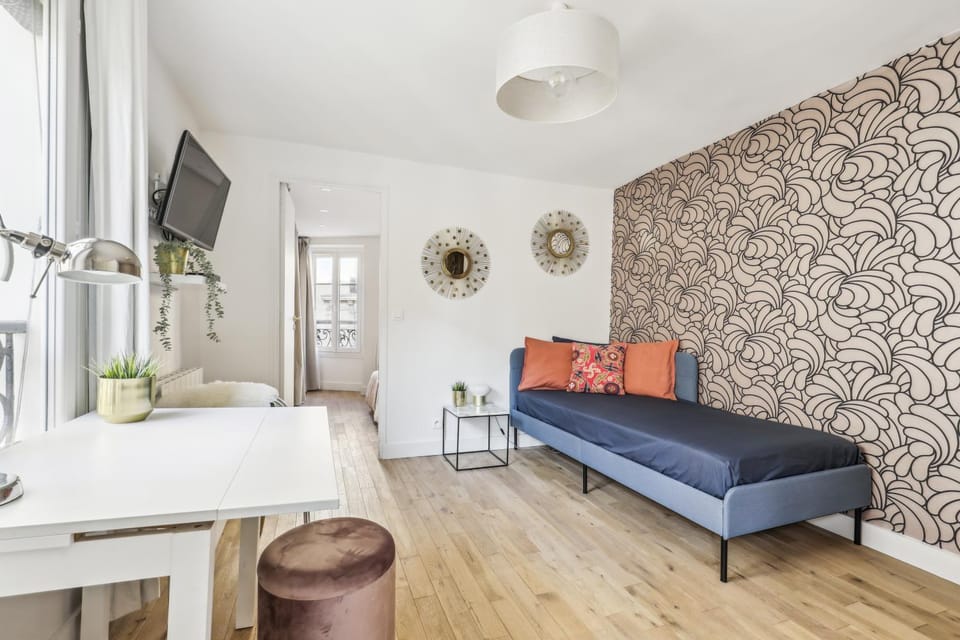 Bed, TV and multimedia, Photo of the whole room, Seating area, Bedroom