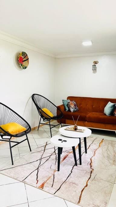Cozy Living by Miranda, Acacia - 2 BDR, 4 beds, 3 Bthrms, Unlimited WIFI, Free Parking, Netflix Apartment in Kampala