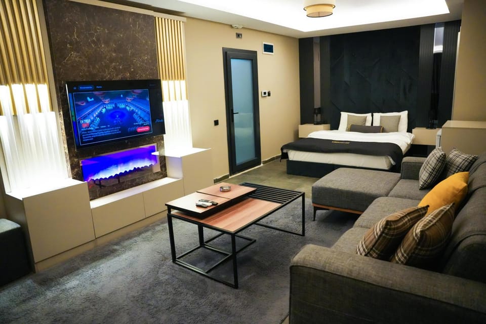 Bed, TV and multimedia, Seating area